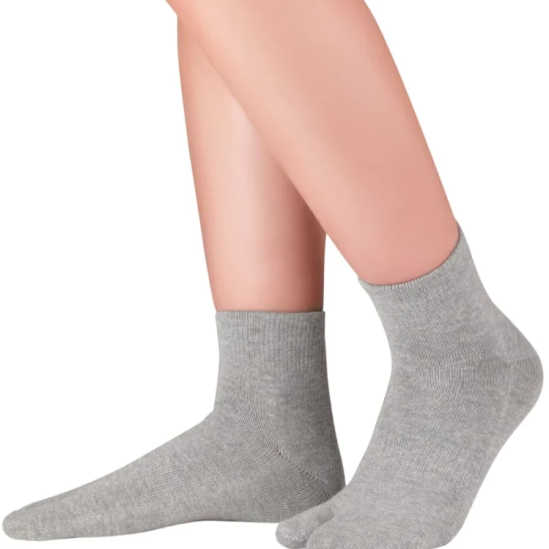 calcetines-respetuosos-knitido-traditional-tabi-gris-claro-tobillo1-1.webp Calcetines Respetuosos Knitido Tabi Gris Claro