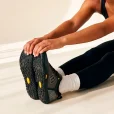MU_vibram_stretch_barefoot